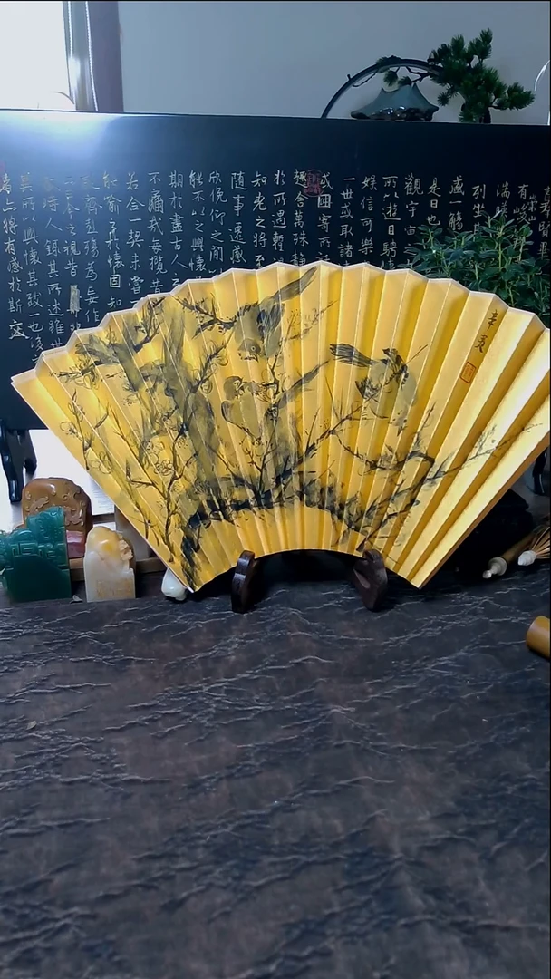 扇子“一扇一世界，一面一乾坤”