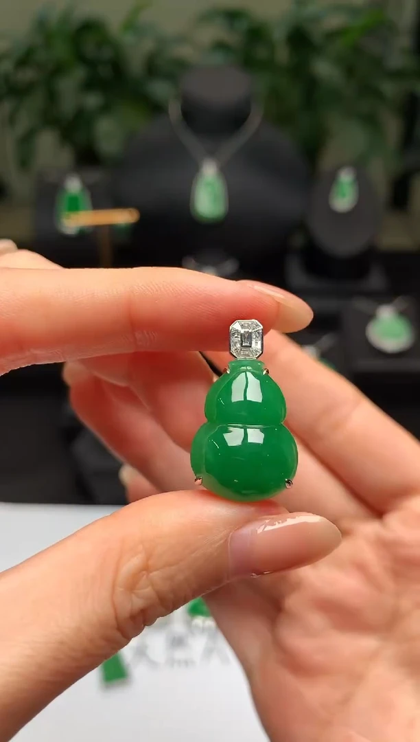 颈饰18K金镶嵌翡翠葫芦