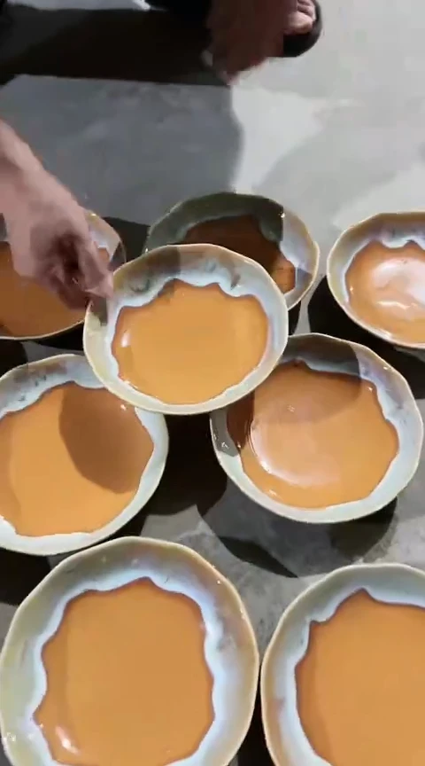 2929瑕疵咖色盘子两个