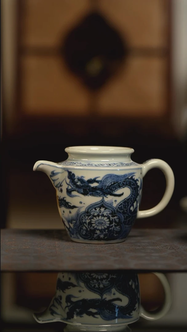 明续幽蓝龙穿花公道杯