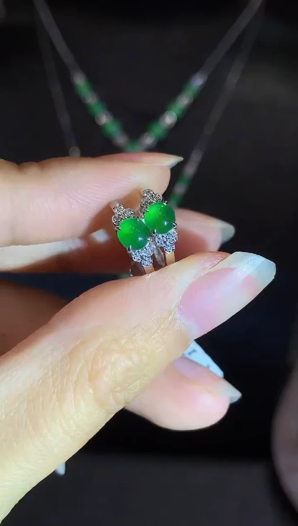 18K金镶嵌翡翠耳饰L多样性发其一