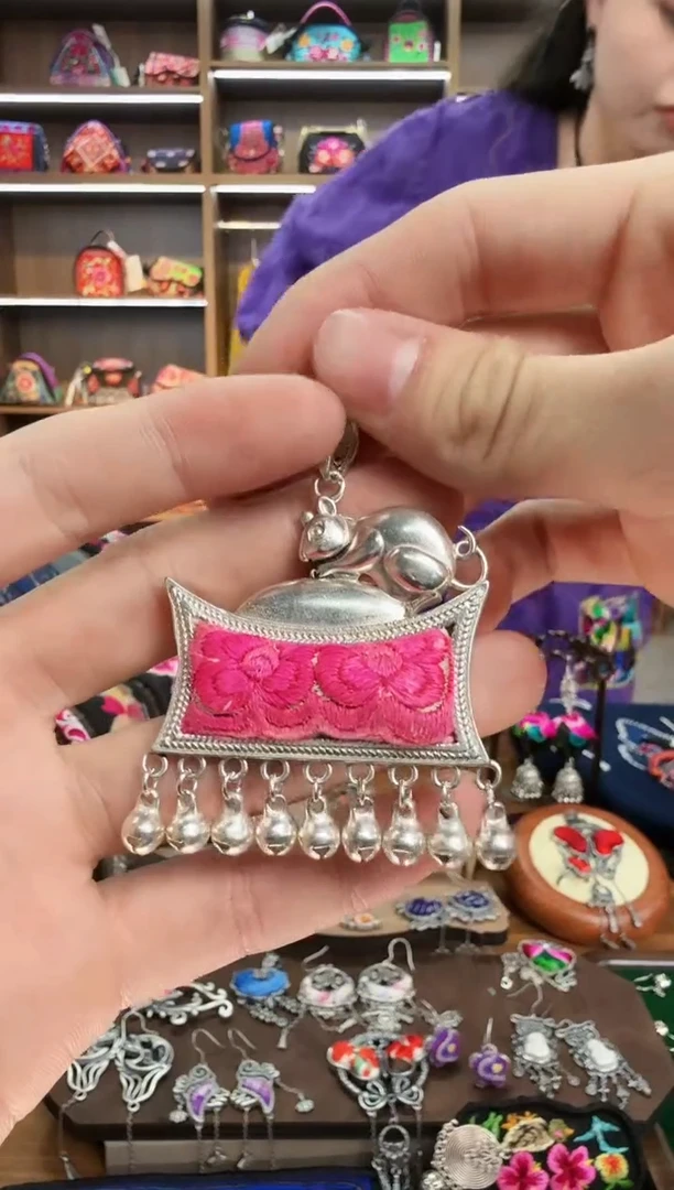 【闪购商品】织绣157蒙阿苏苗绣传承