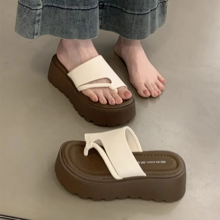 厚底增高套趾凉拖鞋女夏外穿2025新款不累脚高级感时尚沙滩人字拖