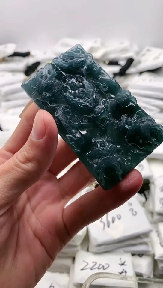 翡翠未镶嵌颈饰月***员龙牌