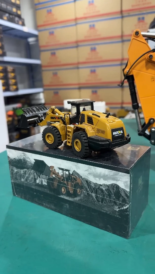 典藏版1：50全合金静态模型装载机