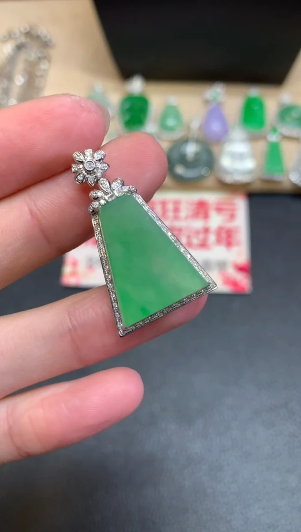 【闪购商品】翡翠颈饰18K金镶嵌无事牌【无服务费】