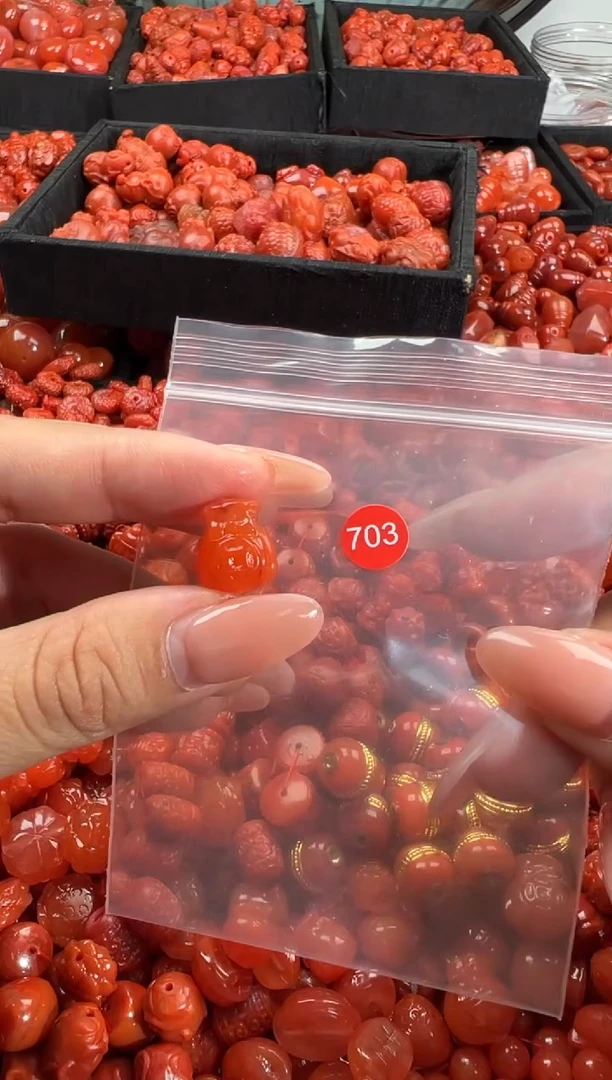 南红玛瑙未镶嵌颈饰1