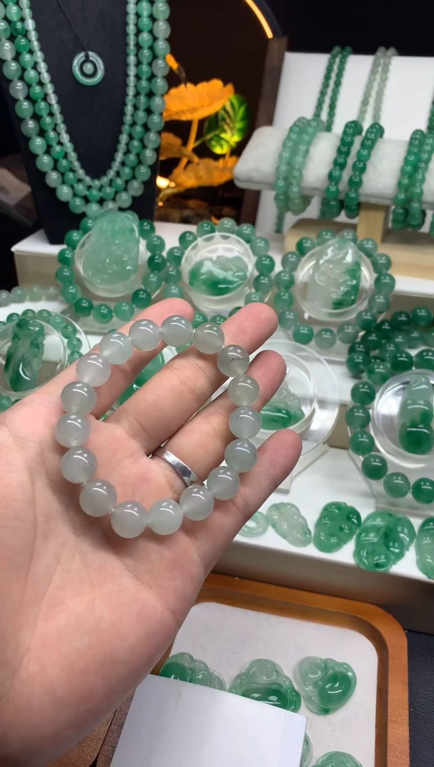 未镶嵌手串石英质玉（非洲翠）卡12珠串