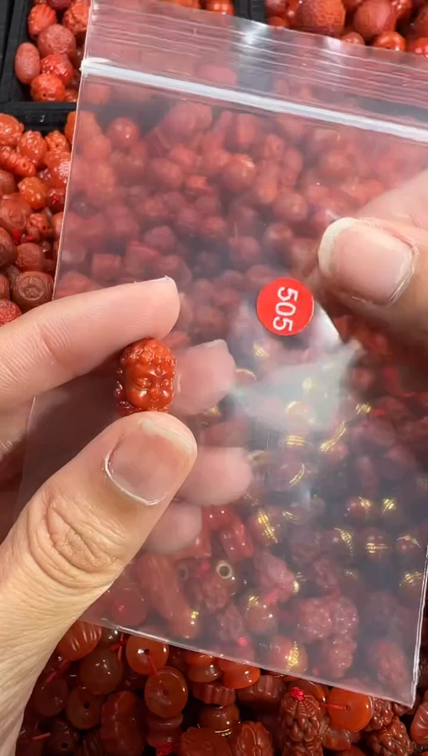 南红玛瑙未镶嵌颈饰1