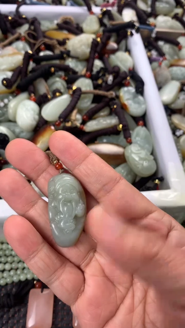 【闪购商品】和田玉颈饰未镶嵌多样性发货没有证书，拍一发一.有瑕