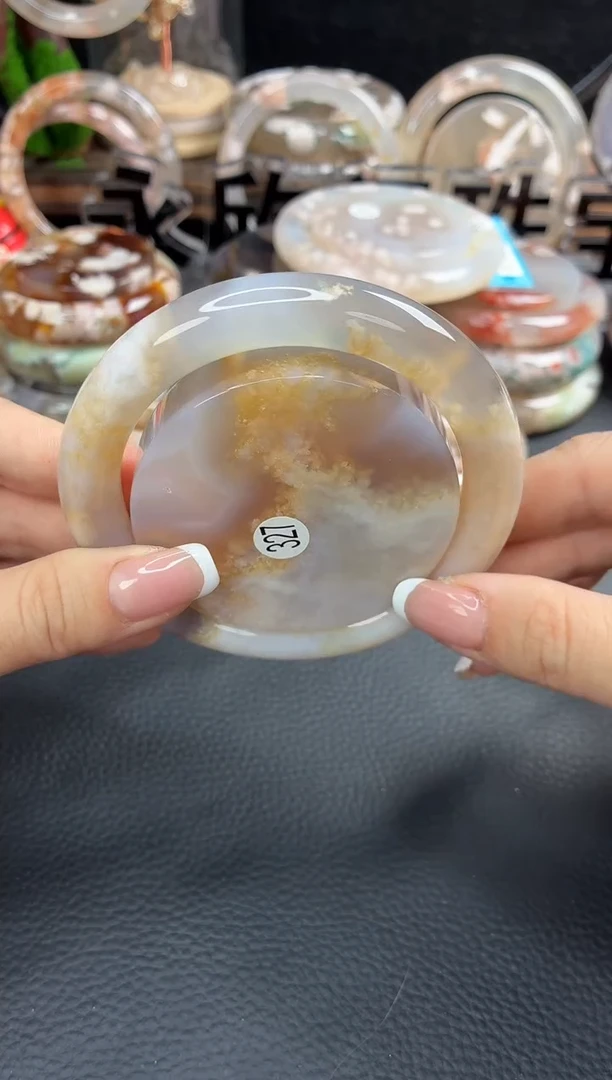 未镶嵌手镯（圆镯）石英质玉61
