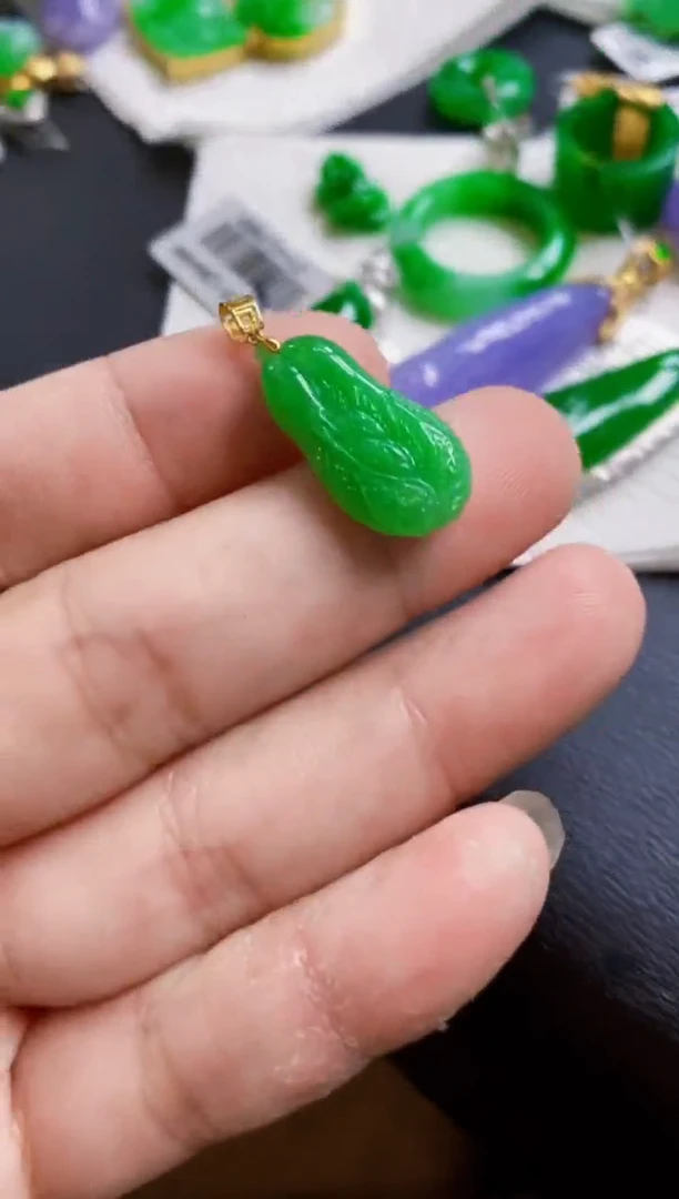 翡翠18K金镶嵌颈饰白菜