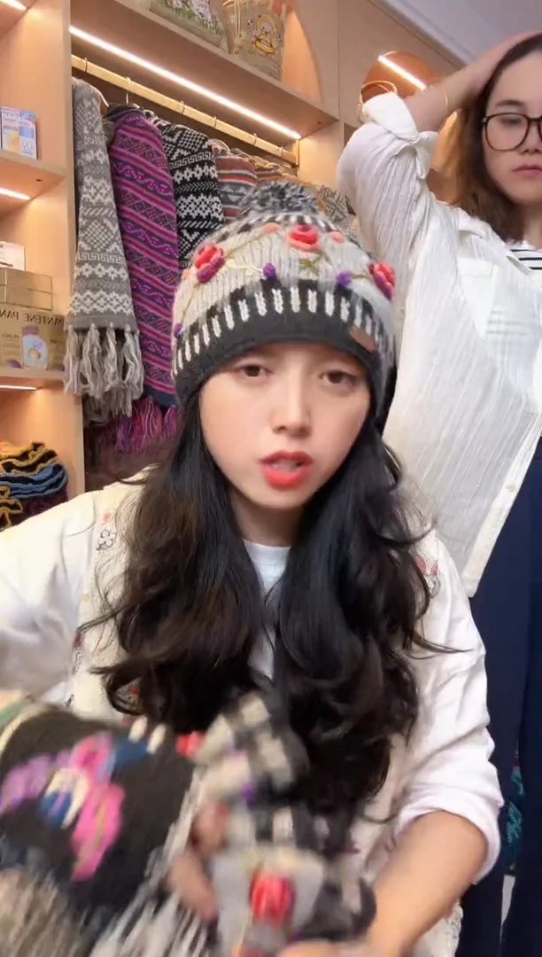 山羊毛灰色山茶花