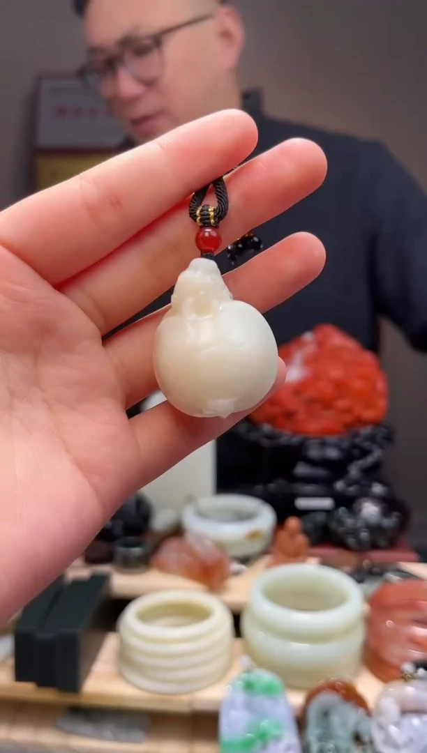 颈饰未镶嵌和田玉吊坠