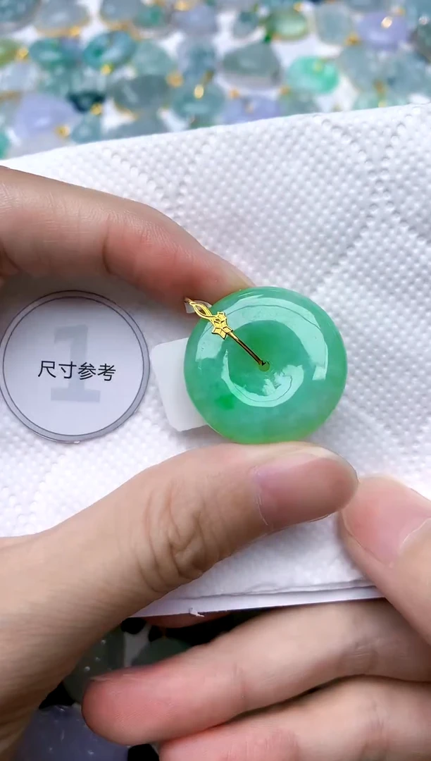 颈饰18K金镶嵌翡翠天然A货翡翠