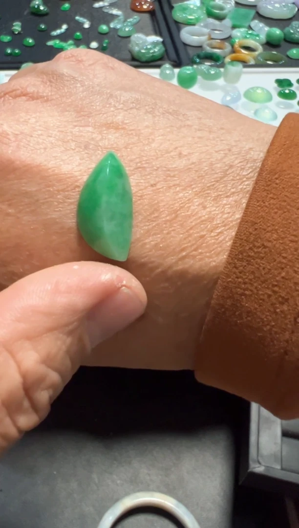 【闪购商品】翡翠挂件未镶嵌随形