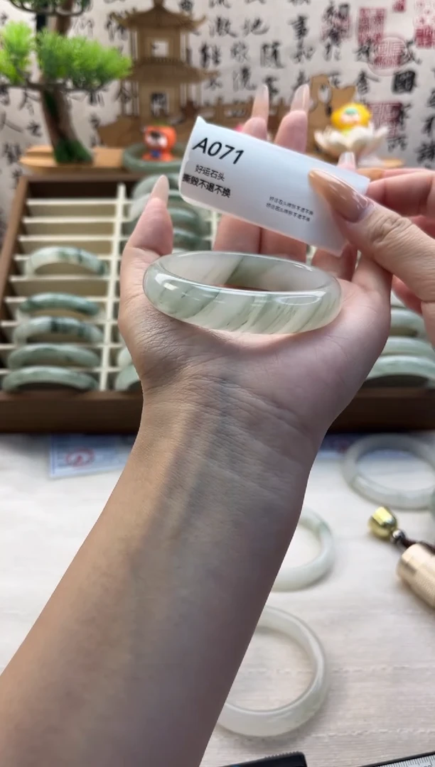 未镶嵌手镯石英质玉微瑕071