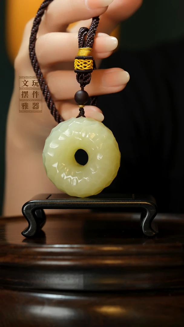 玉《千锤百炼平安扣》手把件摆件