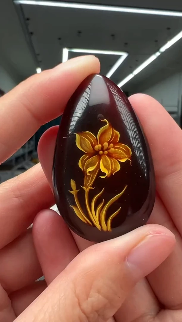 未镶嵌颈饰琥珀玉兰花