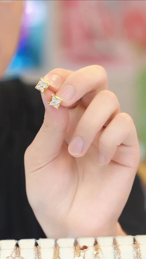 耳钉贝壳（贝母）18K金镶嵌耳钉