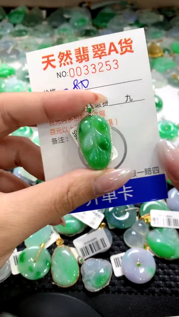 颈饰18K金镶嵌翡翠1111111111111111