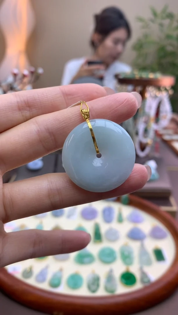 翡翠18K金镶嵌颈饰平安扣