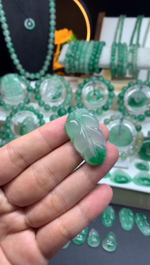 吊坠(不含链)未镶嵌石英质玉（非洲翠）金枝玉叶