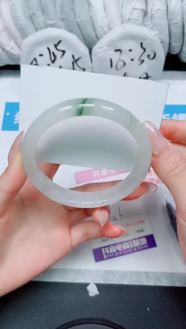 【闪购商品】石英质玉手镯未镶嵌40