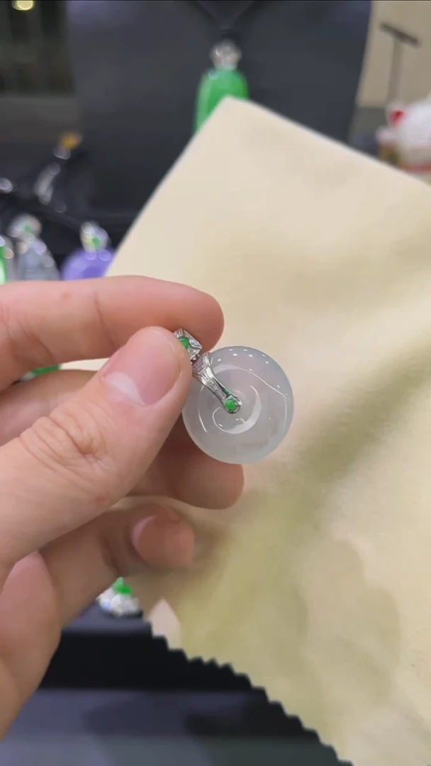 颈饰18K金镶嵌翡翠吊坠