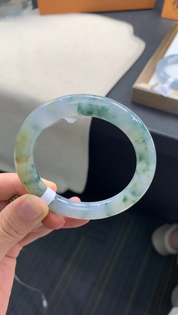未镶嵌手镯翡翠?****萌退货需手镯吊牌标签完好