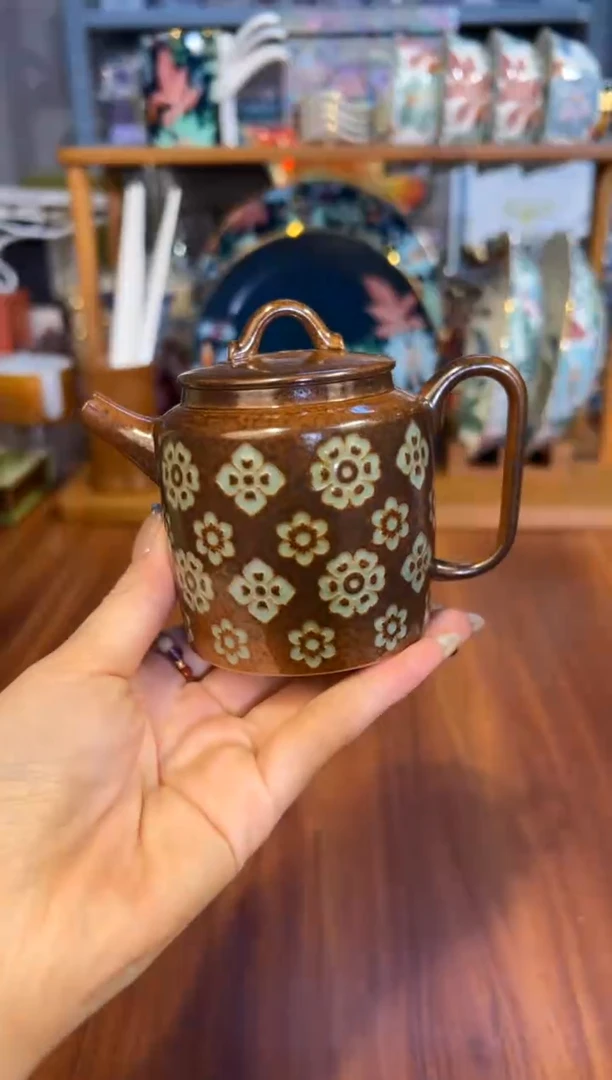 121青瓷宝相花高款茶壶