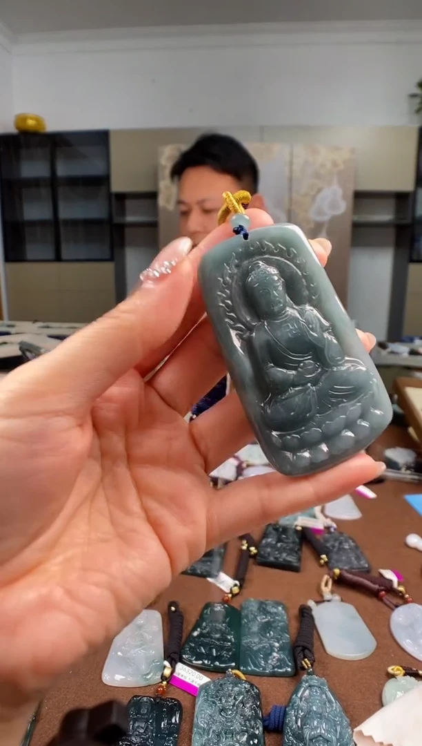 颈饰未镶嵌翡翠 多样性发其一