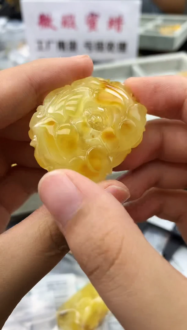 未镶嵌琥珀珠宝奇石130