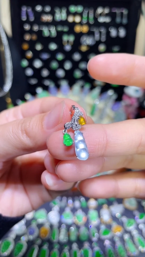 翡翠18K金镶嵌颈饰玻璃钢豆子吊坠