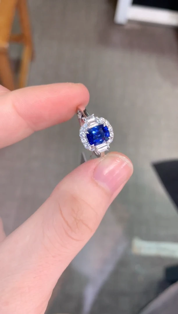 蓝宝石戒指18K金镶嵌1.52CT