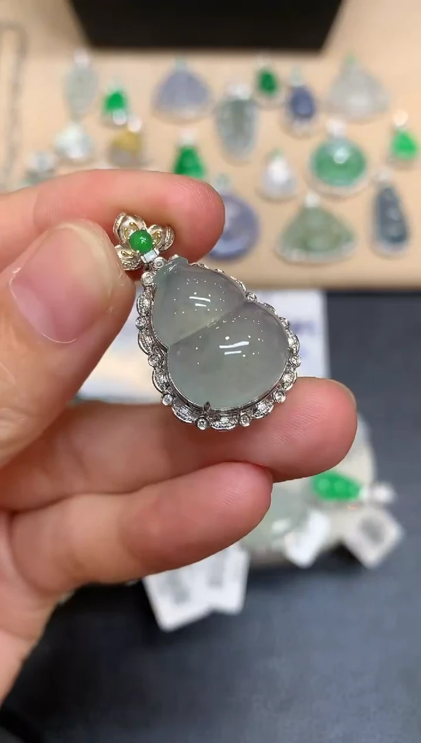 颈饰18K金镶嵌翡翠葫芦【无服务费【48小时鉴赏期】