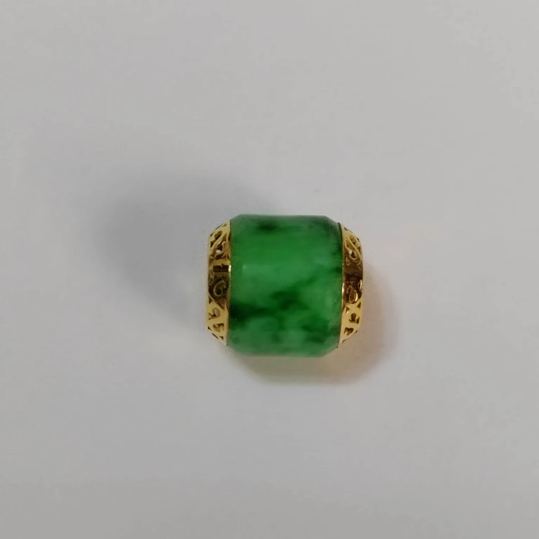 18k金镶嵌辣绿色翡翠路路通