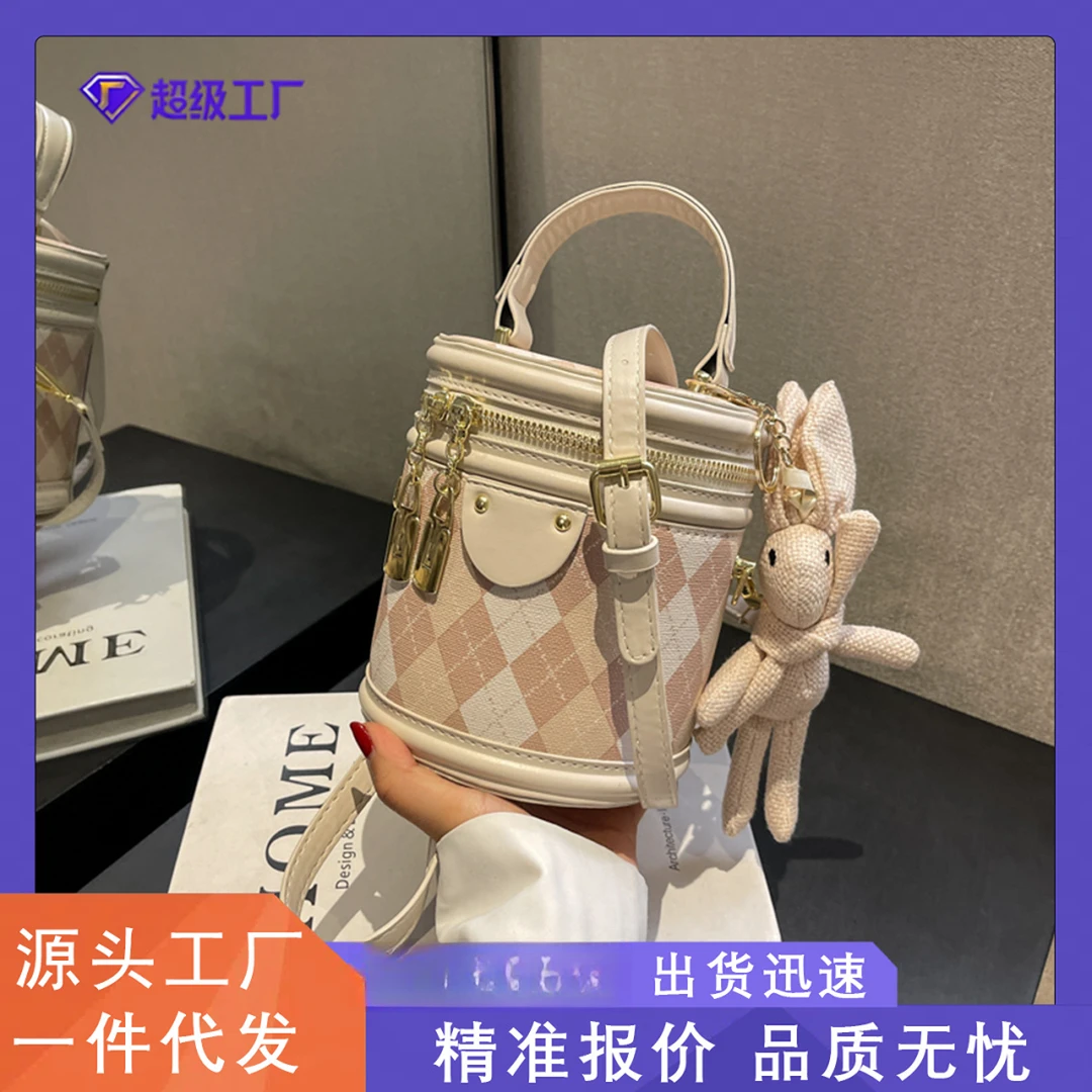 今年流行小包包女2025春季新款时尚小众斜挎包质感菱格手提水桶包