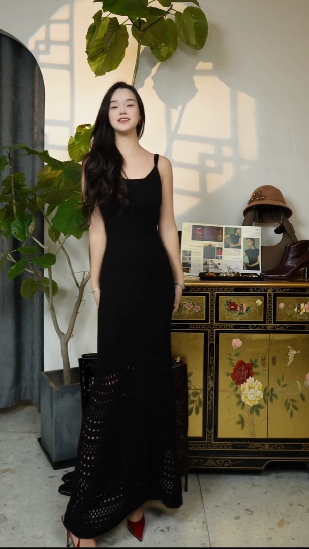 黑色吊带镂空连衣裙 均码