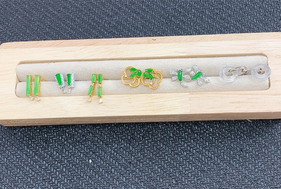 18k金翡翠耳饰27-多样性发其一