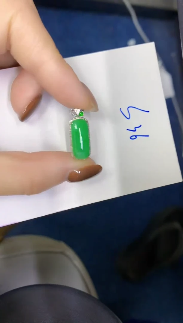 颈饰18K金镶嵌翡翠缅甸天然翡翠A货