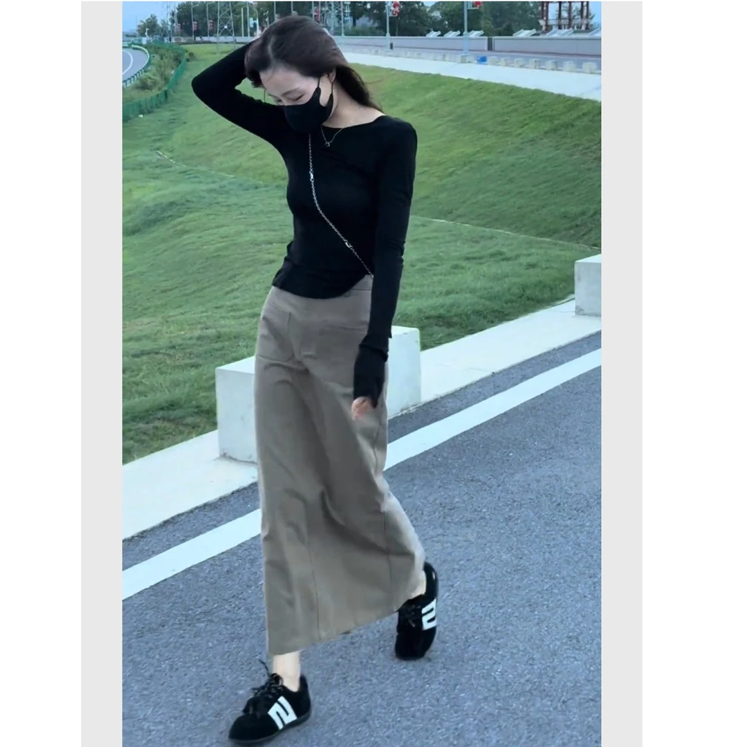 2025流行女装穿搭两件套休闲时尚黑色修身t恤卡其色半身裙套装秋