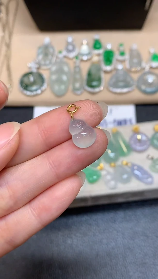 颈饰18K金镶嵌翡翠葫芦【无服务费