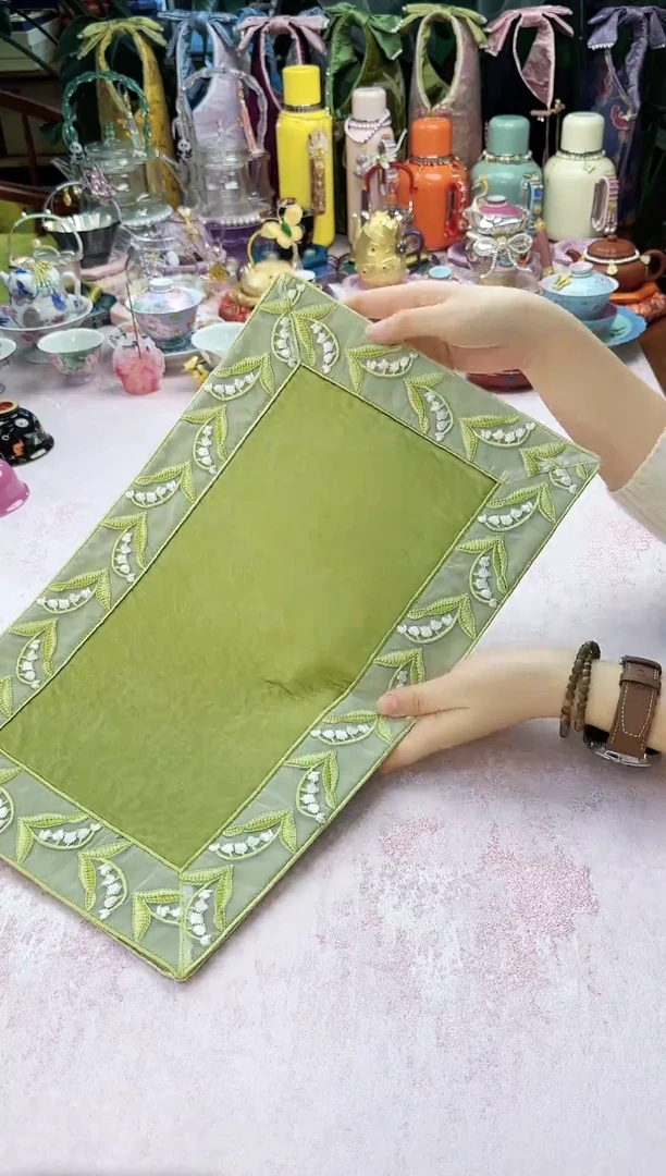 51 绿色铃兰花边茶席