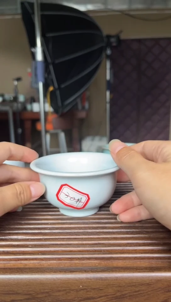 杯30号月白釉压手杯不开片微微不完美裸发
