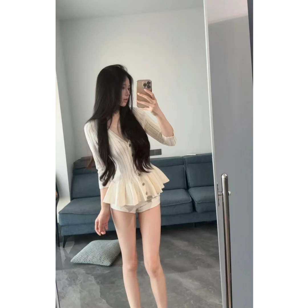 2025秋季纯欲V领镂空针织开衫荷叶边收腰显瘦上衣搭白色短裤套装