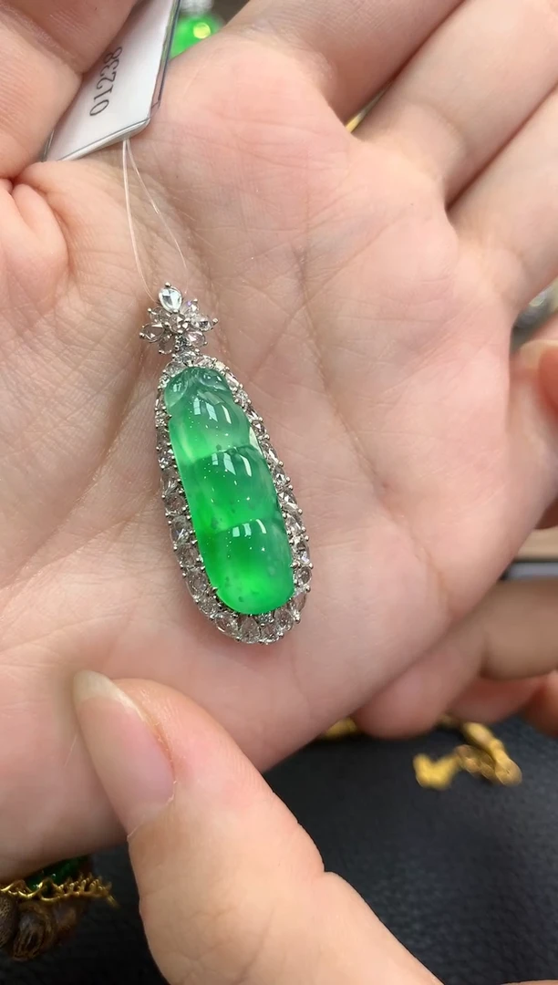 翡翠18K金镶嵌吊坠(不含链)森*春日珠宝 A3 总价148000 尾款50000