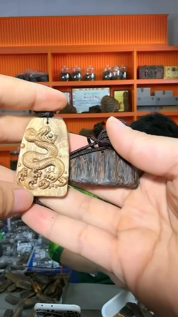 沉香吊坠154号红土生肖蛇+牌多样性发一
