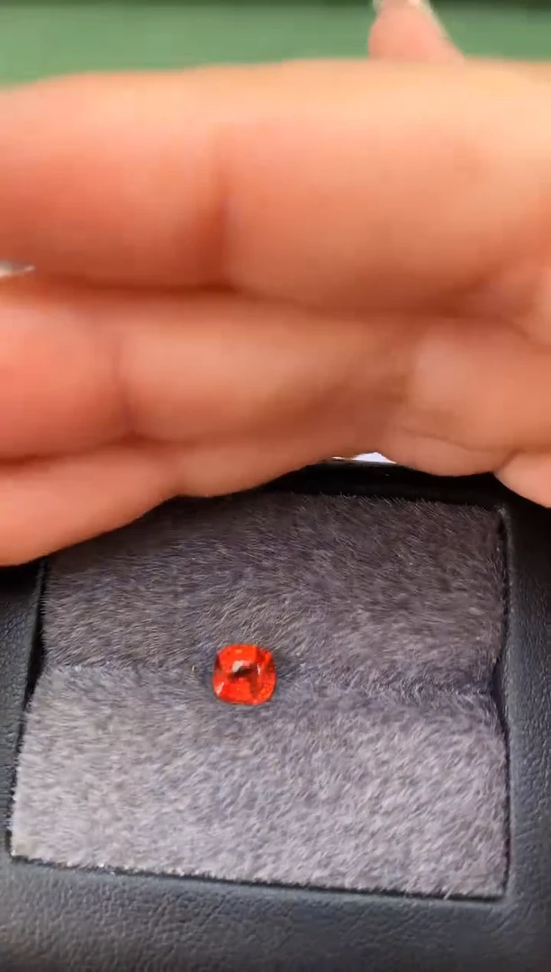 未镶嵌裸石定制尖晶石爱****狗枕型 橙色调 0.90ct