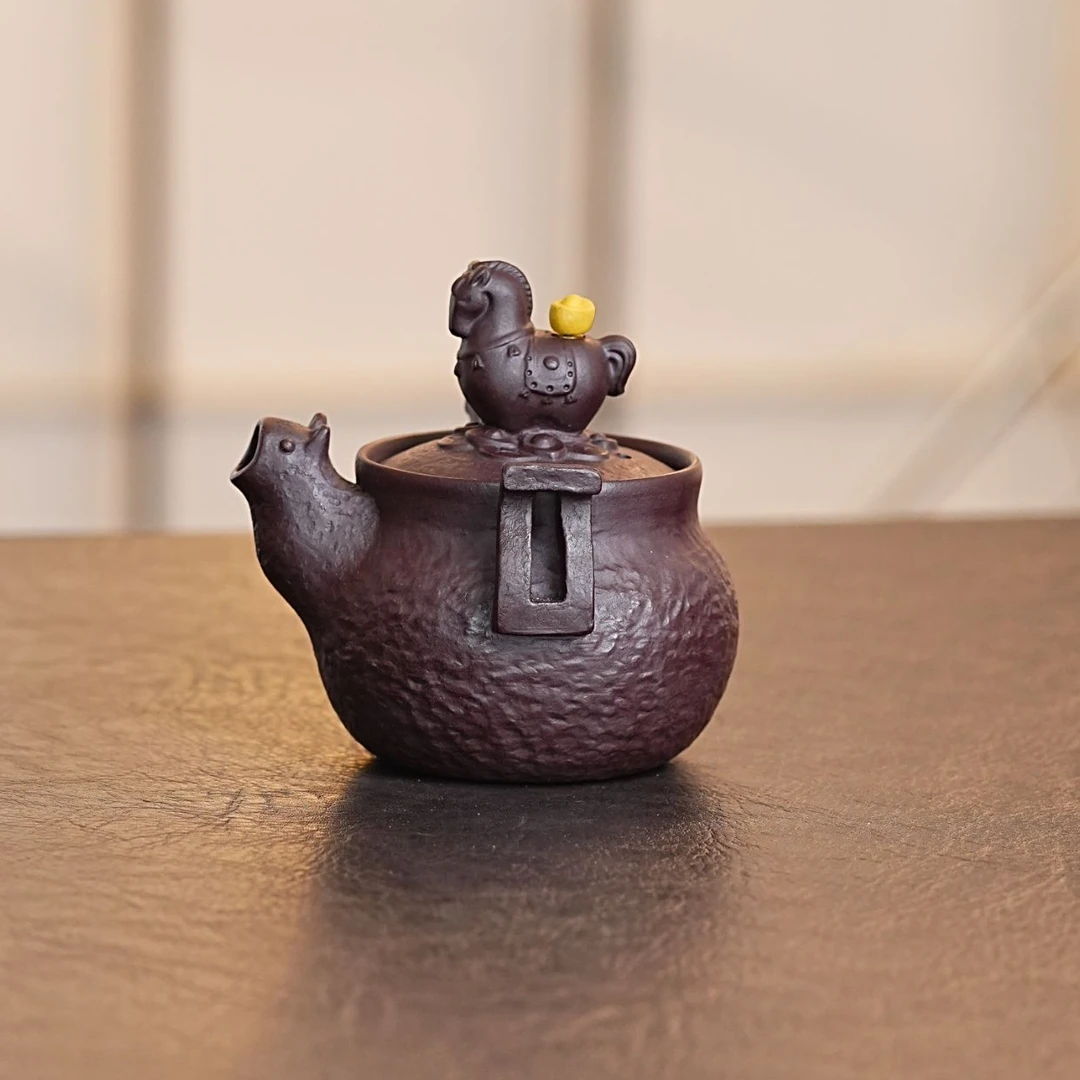 宜兴原矿紫砂马上有钱手抓壶